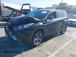 2018 Toyota Highlander LE z VIN 5TDZZRFH3JS252287, wystawiony jako IAAI lot #42216207 z przebiegiem 104 340 mil mil oraz . Historia ofert i sprzedaży dostępna na DreamBid. Obrazek 2.