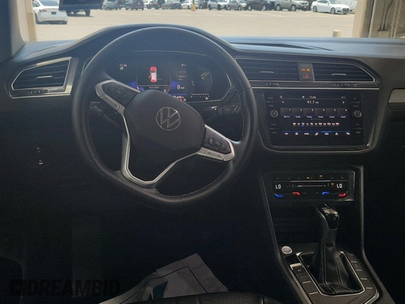 2024 Volkswagen Tiguan SE z VIN 3VV3B7AX3RM105123, wystawiony jako IAAI lot #42796460 z przebiegiem 36 543 mil mil oraz . Historia ofert i sprzedaży dostępna na DreamBid. Obrazek 22.