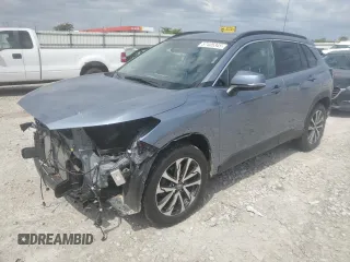 2023 Toyota Corolla Cross XLE z VIN 7MUDAABG0PV077463, wystawiony jako Copart lot #57405345 z przebiegiem 41 261 mil mil oraz Szkoda całkowita • Salvage title. Historia ofert i sprzedaży dostępna na DreamBid. Obrazek 1.