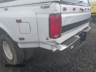 1995 Ford F-350 z VIN 1FTJW35G2SEA08715, wystawiony jako IAAI lot #41997319 z przebiegiem 204 657 mil mil oraz . Historia ofert i sprzedaży dostępna na DreamBid. Obrazek 13.