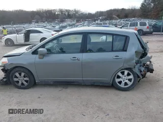 2007 Nissan Versa SL z VIN 3N1BC13E57L379798, wystawiony jako IAAI lot #41458835 z przebiegiem 136 459 mil mil oraz . Historia ofert i sprzedaży dostępna na DreamBid. Obrazek 14.