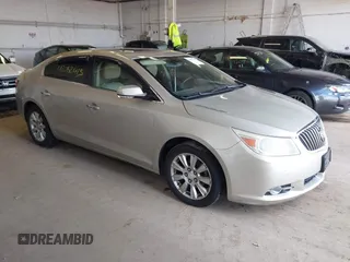 2013 Buick LaCrosse Leather z VIN 1G4GC5ER3DF315027, wystawiony jako IAAI lot #42082413 z przebiegiem 141 385 mil mil oraz . Historia ofert i sprzedaży dostępna na DreamBid. Obrazek 1.