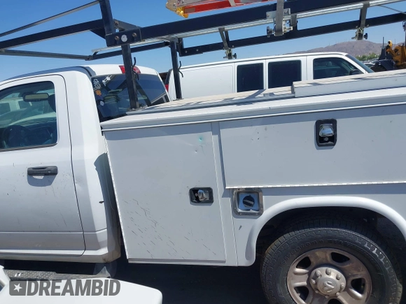 2018 Ram 2500 Tradesman z VIN 3C7WR4AJ8JG293547, wystawiony jako IAAI lot #42474445 z przebiegiem 121 406 mil mil oraz . Historia ofert i sprzedaży dostępna na DreamBid. Obrazek 14.