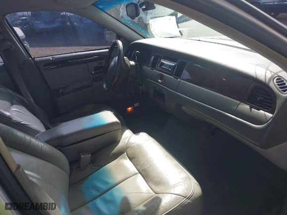 2002 Lincoln Town Car Cartier with VIN 1LNHM83W82Y671518, listed as a IAAI auction lot 41585081 with 134,083 mi miles. Bid and sale history available at carsss.com. Image 5.