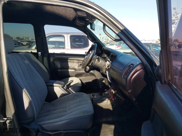 1998 Toyota 4Runner with VIN JT3GM84R6W0028070, listed as a IAAI auction lot 41850921 with 176,871 mi miles. Bid and sale history available at carsss.com. Image 5.