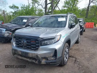 2023 Honda Passport TrailSport z VIN 5FNYF8H6XPB044222, wystawiony jako IAAI lot #42134331 z przebiegiem 19 026 mil mil oraz . Historia ofert i sprzedaży dostępna na DreamBid. Obrazek 18.