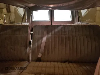 1991 GMC Suburban z VIN 1GKEV16K5MF500359, wystawiony jako Copart lot #81125224 z przebiegiem 177 181 mil mil oraz Tytuł czysty. Historia ofert i sprzedaży dostępna na DreamBid. Obrazek 10.