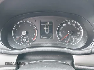 2014 Volkswagen Passat SE z VIN 1VWBT7A38EC037432, wystawiony jako IAAI lot #42347247 z przebiegiem 138 883 mil mil oraz . Historia ofert i sprzedaży dostępna na DreamBid. Obrazek 7.