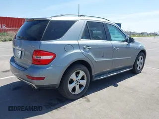 2011 Mercedes-Benz M ML 350 BlueTEC with VIN 4JGBB2FB8BA625553, listed as a IAAI auction lot 42063572 with 186,918 mi miles. Bid and sale history available at carsss.com. Image 4.
