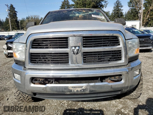 2011 Dodge 3500 SLT z VIN 3D73Y3HL0BG592767, wystawiony jako Copart lot #51824395 z przebiegiem 142 905 mil mil oraz Szkody całkowita. Historia ofert i sprzedaży dostępna na DreamBid. Obrazek 5.
