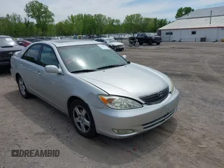 2003 Toyota Camry LE z VIN 4T1BF30K23U054385, wystawiony jako IAAI lot #42209966 z przebiegiem 274 726 mil mil oraz . Historia ofert i sprzedaży dostępna na DreamBid. Obrazek 1.