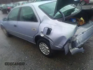 1997 Toyota Camry LE z VIN 4T1BG22K8VU108750, wystawiony jako IAAI lot #41706625 z przebiegiem 296 386 mil mil oraz . Historia ofert i sprzedaży dostępna na DreamBid. Obrazek 3.