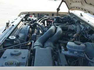 1990 Ford F-250 z VIN 1FTHX25G8LKA00451, wystawiony jako IAAI lot #43192731 z przebiegiem 70 060 mil mil oraz . Historia ofert i sprzedaży dostępna na DreamBid. Obrazek 12.