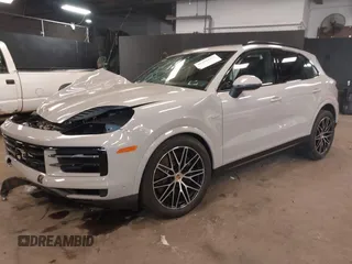2025 Porsche Cayenne E-Hybrid Hybrid z VIN WP1AE2AY2SDA16359, wystawiony jako IAAI lot #41886547 z przebiegiem 2 828 mil mil oraz . Historia ofert i sprzedaży dostępna na DreamBid. Obrazek 2.