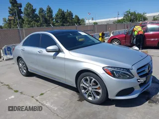 2016 Mercedes-Benz C 300 Luxury z VIN 55SWF4KB5GU134155, wystawiony jako IAAI lot #42324895 z przebiegiem 77 755 mil mil oraz . Historia ofert i sprzedaży dostępna na DreamBid. Obrazek 1.