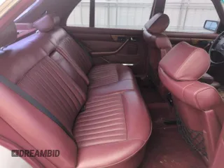 1985 Mercedes-Benz 500 SEL z VIN WDBCA37D4FA159349, wystawiony jako Copart lot #56601725 z przebiegiem 168 327 mil mil oraz Czysty tytuł • Clean title. Historia ofert i sprzedaży dostępna na DreamBid. Obrazek 10.