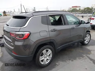 2022 Jeep Compass Latitude z VIN 3C4NJDBB2NT176163, wystawiony jako IAAI lot #42042396 z przebiegiem 174 025 mil mil oraz . Historia ofert i sprzedaży dostępna na DreamBid. Obrazek 4.