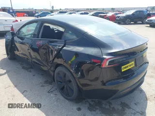 2025 Tesla Model 3 Long Range z VIN 5YJ3E1EB0SF919659, wystawiony jako IAAI lot #42128333 z przebiegiem 2 068 mil mil oraz . Historia ofert i sprzedaży dostępna na DreamBid. Obrazek 3.