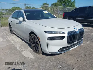 2024 BMW i7 eDrive50 z VIN WBY43EJ04RCR84042, wystawiony jako IAAI lot #41968036 z przebiegiem 10 548 mil mil oraz . Historia ofert i sprzedaży dostępna na DreamBid. Obrazek 1.