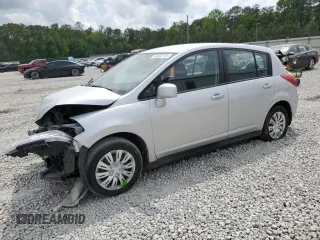 2008 Nissan Versa S z VIN 3N1BC13E78L355763, wystawiony jako Copart lot #54502755 z przebiegiem 95 716 mil mil oraz Szkoda całkowita • Salvage title. Historia ofert i sprzedaży dostępna na DreamBid. Obrazek 1.