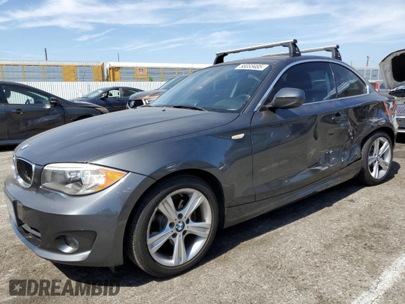 2013 BMW 1 Series 128i z VIN WBAUP7C5XDVP25110, wystawiony jako Copart lot #58033485 z przebiegiem 88 989 mil mil oraz Szkoda całkowita • Salvage title. Historia ofert i sprzedaży dostępna na DreamBid. Obrazek 1.