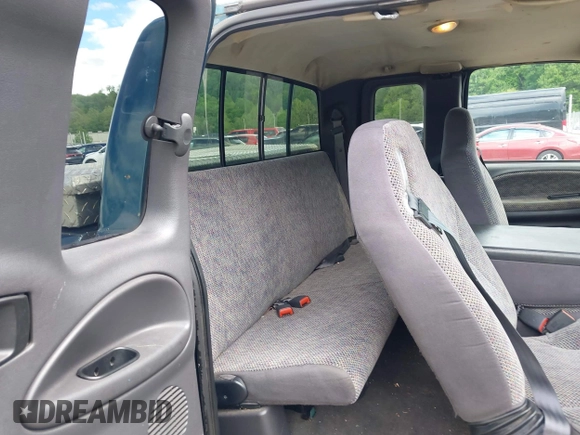 1998 Dodge 1500 z VIN 3B7HF13Y8WG131724, wystawiony jako IAAI lot #42214113 z przebiegiem 223 535 mil mil oraz . Historia ofert i sprzedaży dostępna na DreamBid. Obrazek 8.