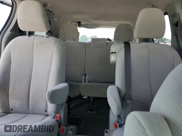 2013 Toyota Sienna LE AAS z VIN 5TDKK3DC8DS367482, wystawiony jako Copart lot #61925235 z przebiegiem 85 285 mil mil oraz Szkoda całkowita • Salvage title. Historia ofert i sprzedaży dostępna na DreamBid. Obrazek 10.