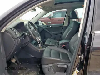 2012 Volkswagen Tiguan SE z VIN WVGAV7AX2CW575871, wystawiony jako Copart lot #58050865 z przebiegiem 96 569 mil mil oraz Szkody całkowita. Historia ofert i sprzedaży dostępna na DreamBid. Obrazek 7.