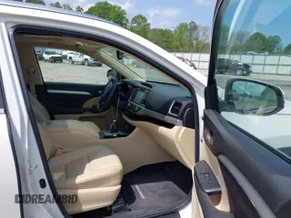 2016 Toyota Highlander XLE z VIN 5TDKKRFH3GS170784, wystawiony jako IAAI lot #42091024 z przebiegiem 83 300 mil mil oraz . Historia ofert i sprzedaży dostępna na DreamBid. Obrazek 5.