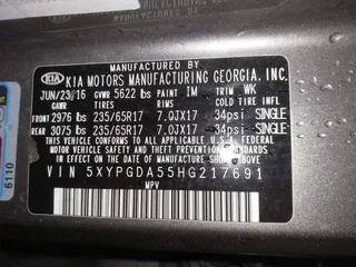 2017 Kia Sorento LX V6 with VIN 5XYPGDA55HG217691, listed as a IAAI auction lot 42083111 with 124,444 mi miles. Bid and sale history available at carsss.com. Image 9.
