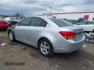 2015 Chevrolet Cruze LT z VIN 1G1PC5SB5F7140037, wystawiony jako IAAI lot #42234623 z przebiegiem 109 718 mil mil oraz . Historia ofert i sprzedaży dostępna na DreamBid. Obrazek 3.