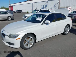 2015 BMW 3 Series 328i xDrive z VIN WBA3B5G58FNS13423, wystawiony jako IAAI lot #42050878 z przebiegiem 82 235 mil mil oraz . Historia ofert i sprzedaży dostępna na DreamBid. Obrazek 2.