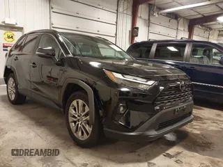 2023 Toyota RAV4 XLE Premium z VIN 2T3A1RFV6PC392062, wystawiony jako IAAI lot #41635250 z przebiegiem 9 490 mil mil oraz . Historia ofert i sprzedaży dostępna na DreamBid. Obrazek 1.