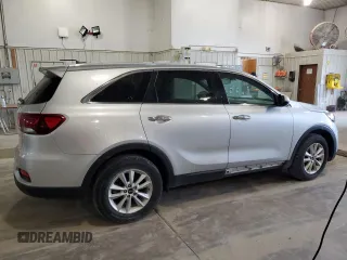 2019 Kia Sorento LX z VIN 5XYPG4A58KG580316, wystawiony jako Copart lot #58495505 z przebiegiem 111 711 mil mil oraz Czysty tytuł • Clean title. Historia ofert i sprzedaży dostępna na DreamBid. Obrazek 3.