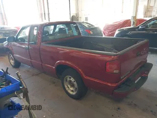 2000 GMC Sonoma SLS with VIN 1GTCS1946Y8171643, listed as a IAAI auction lot 41436352 with 139,815 mi miles. Bid and sale history available at carsss.com. Image 3.