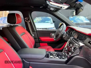 2022 Rolls-Royce Cullinan Black Badge z VIN SLATV8C02NU212XXX, wystawiony jako Copart lot #59257385 z przebiegiem 5245 mil mil oraz Tytuł czysty. Historia ofert i sprzedaży dostępna na DreamBid. Obrazek 5.