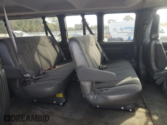 2001 Chevrolet Express z VIN 1GAHG39R511239436, wystawiony jako Copart lot #43115255 z przebiegiem 91 398 mil mil oraz Czysty tytuł • Clean title. Historia ofert i sprzedaży dostępna na DreamBid. Obrazek 11.