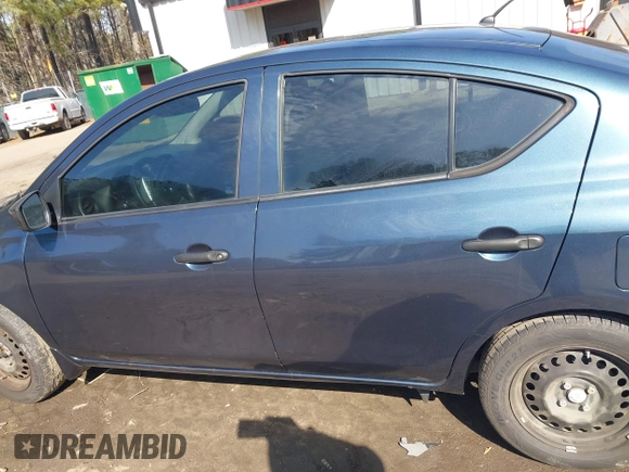 2016 Nissan Versa S z VIN 3N1CN7AP9GL903685, wystawiony jako IAAI lot #41607274 z przebiegiem 78 667 mil mil oraz . Historia ofert i sprzedaży dostępna na DreamBid. Obrazek 14.
