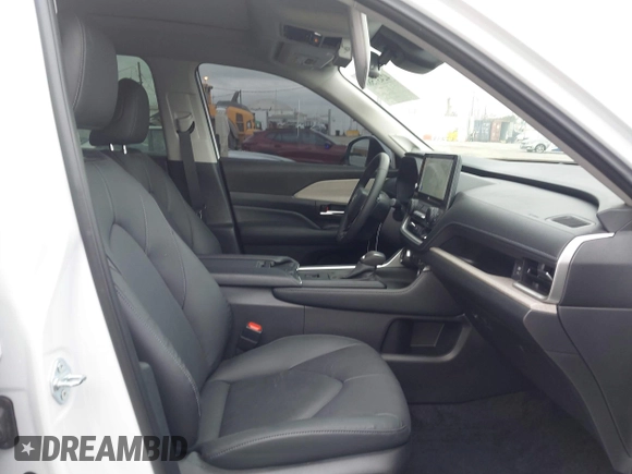 2024 Toyota Highlander XLE z VIN 5TDAAAB50RS068275, wystawiony jako IAAI lot #42437588 z przebiegiem 5 878 mil mil oraz . Historia ofert i sprzedaży dostępna na DreamBid. Obrazek 5.