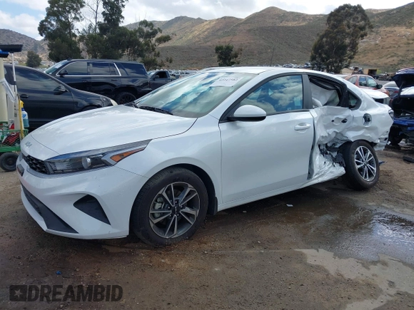 2024 Kia Forte LXS z VIN 3KPF24AD3RE819344, wystawiony jako IAAI lot #42247582 z przebiegiem 5 678 mil mil oraz . Historia ofert i sprzedaży dostępna na DreamBid. Obrazek 18.