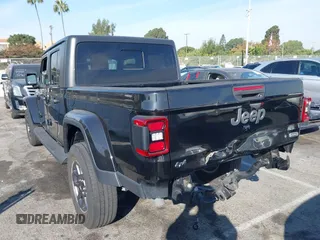 2020 Jeep Gladiator Overland with VIN 1C6HJTFG7LL139980, listed as a IAAI auction lot 40713794 with 33,560 mi miles and . Bid and sale history available at DreamBid. Image 3.