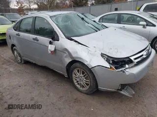 2009 Ford Focus SE z VIN 1FAHP35N89W154055, wystawiony jako IAAI lot #41680350 z przebiegiem 165 476 mil mil oraz . Historia ofert i sprzedaży dostępna na DreamBid. Obrazek 1.