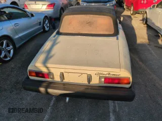 1982 Alfa Romeo Spider Veloce z VIN ZARBA5414C1014655, wystawiony jako Copart lot #74420044 z przebiegiem 63 266 mil mil oraz Szkody całkowita. Historia ofert i sprzedaży dostępna na DreamBid. Obrazek 6.