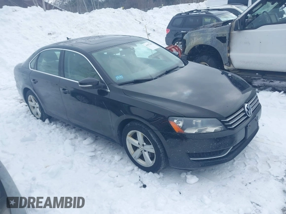 2013 Volkswagen Passat SE z VIN 1VWBP7A39DC047714, wystawiony jako IAAI lot #41577301 z przebiegiem 162 164 mil mil oraz . Historia ofert i sprzedaży dostępna na DreamBid. Obrazek 1.