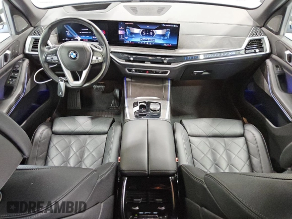 2024 BMW X5 sDrive40i z VIN 5UX13EU07R9U53817, wystawiony jako Copart lot #55535065 z przebiegiem 30 806 mil mil oraz Czysty tytuł • Clean title. Historia ofert i sprzedaży dostępna na DreamBid. Obrazek 8.