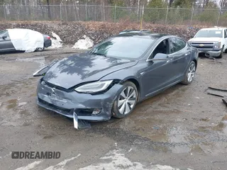 2020 Tesla Model S Long Range z VIN 5YJSA1E26LF413519, wystawiony jako IAAI lot #41742512 z przebiegiem 40 765 mil mil oraz . Historia ofert i sprzedaży dostępna na DreamBid. Obrazek 2.