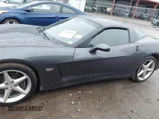 2013 Chevrolet Corvette 1LT z VIN 1G1YE2DW6D5109028, wystawiony jako IAAI lot #41100665 z przebiegiem 32 095 mil mil oraz . Historia ofert i sprzedaży dostępna na DreamBid. Obrazek 15.