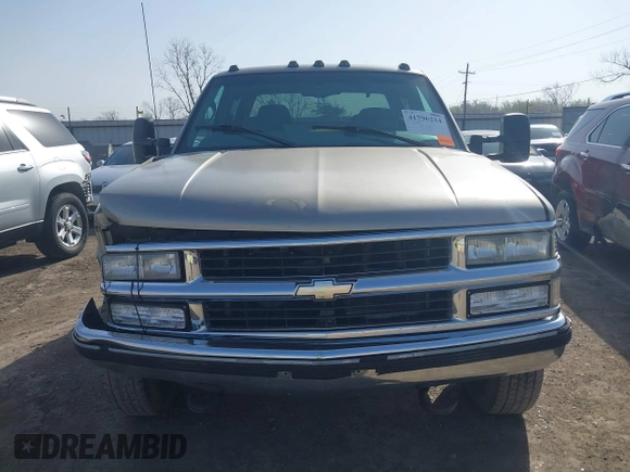 2000 Chevrolet Silverado 3500 z VIN 1GCHK33J0YF437640, wystawiony jako IAAI lot #41796214 z przebiegiem 139 411 mil mil oraz . Historia ofert i sprzedaży dostępna na DreamBid. Obrazek 12.