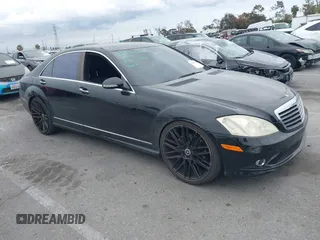 2007 Mercedes-Benz S 550 z VIN WDDNG71X57A054555, wystawiony jako IAAI lot #42061165 z przebiegiem 127 885 mil mil oraz . Historia ofert i sprzedaży dostępna na DreamBid. Obrazek 1.