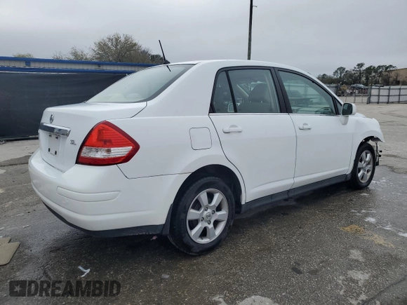 2009 Nissan Versa S z VIN 3N1BC11E09L352045, wystawiony jako Copart lot #46843955 z przebiegiem 170 741 mil mil oraz Szkoda całkowita • Salvage title. Historia ofert i sprzedaży dostępna na DreamBid. Obrazek 3.